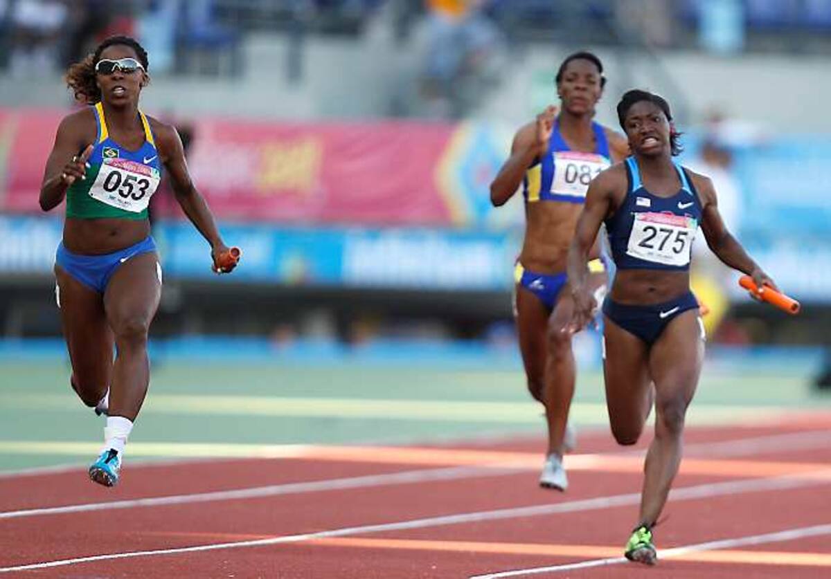 Norma González (centro) llegó tercera en el relevo 4x100 m femenino y le dio el bronce a Colombia en los Juegos Panamericanos. AFP