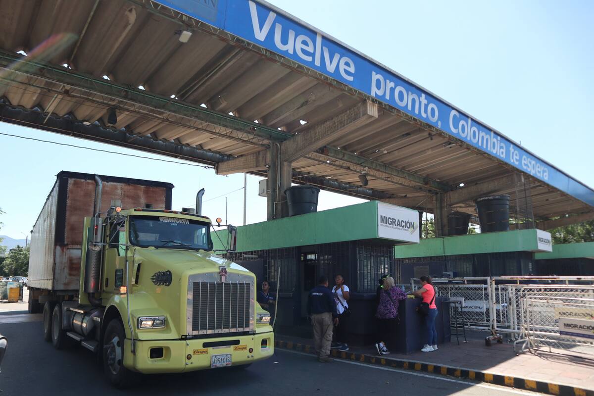 Vehículos ingresan a Colombia por el Puente Simón Bolívar que une a Villa del Rosario (Colombia) con San Antonio del Táchira (Venezuela) este martes, en Villa del Rosario (Colombia). EFE/ Mario Caicedo
