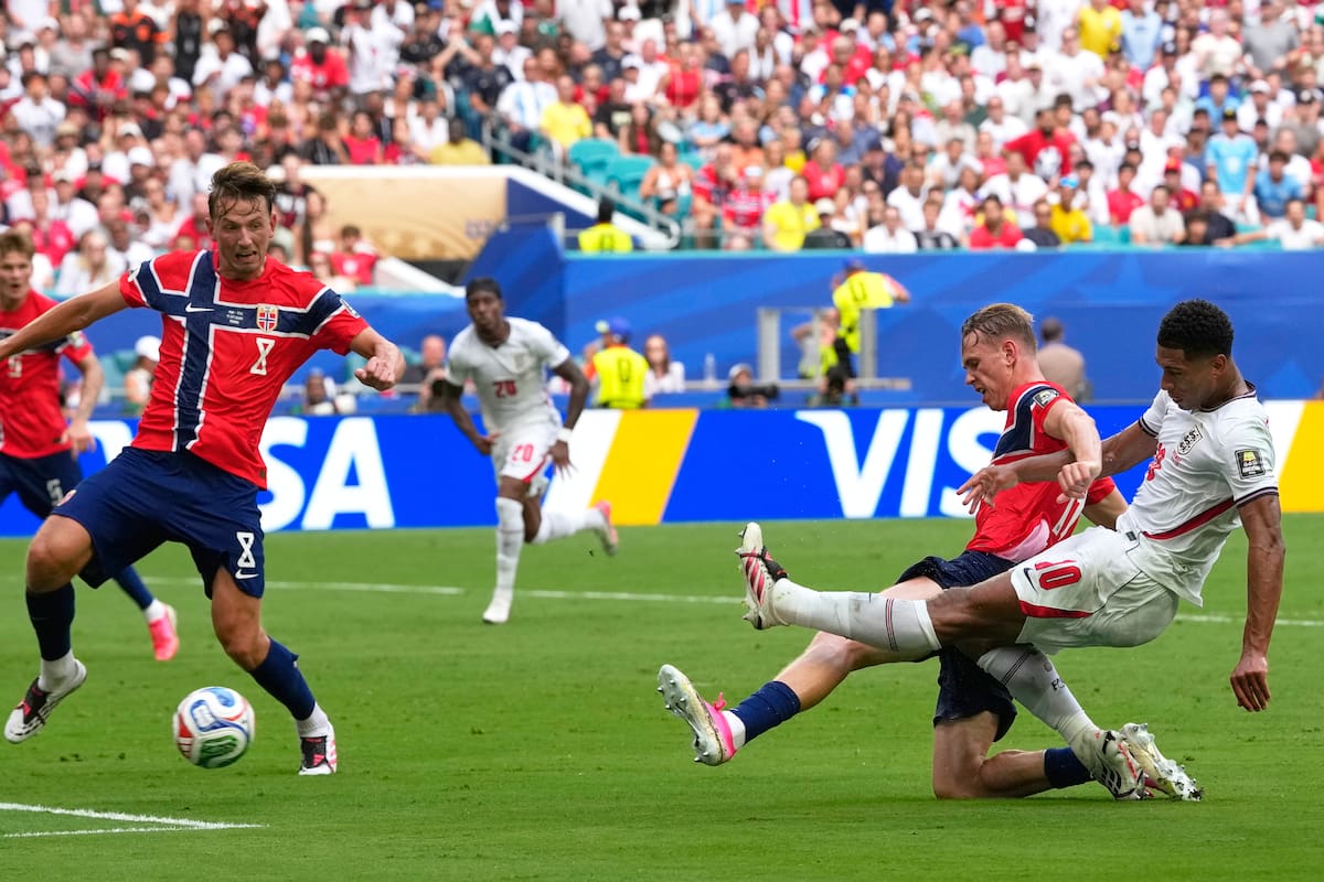 Insólito: balón golpea cable en pleno partido y Jude Bellingham empató duelo contra Noruega