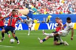 Insólito: balón golpea cable en pleno partido y Jude Bellingham empató duelo contra Noruega