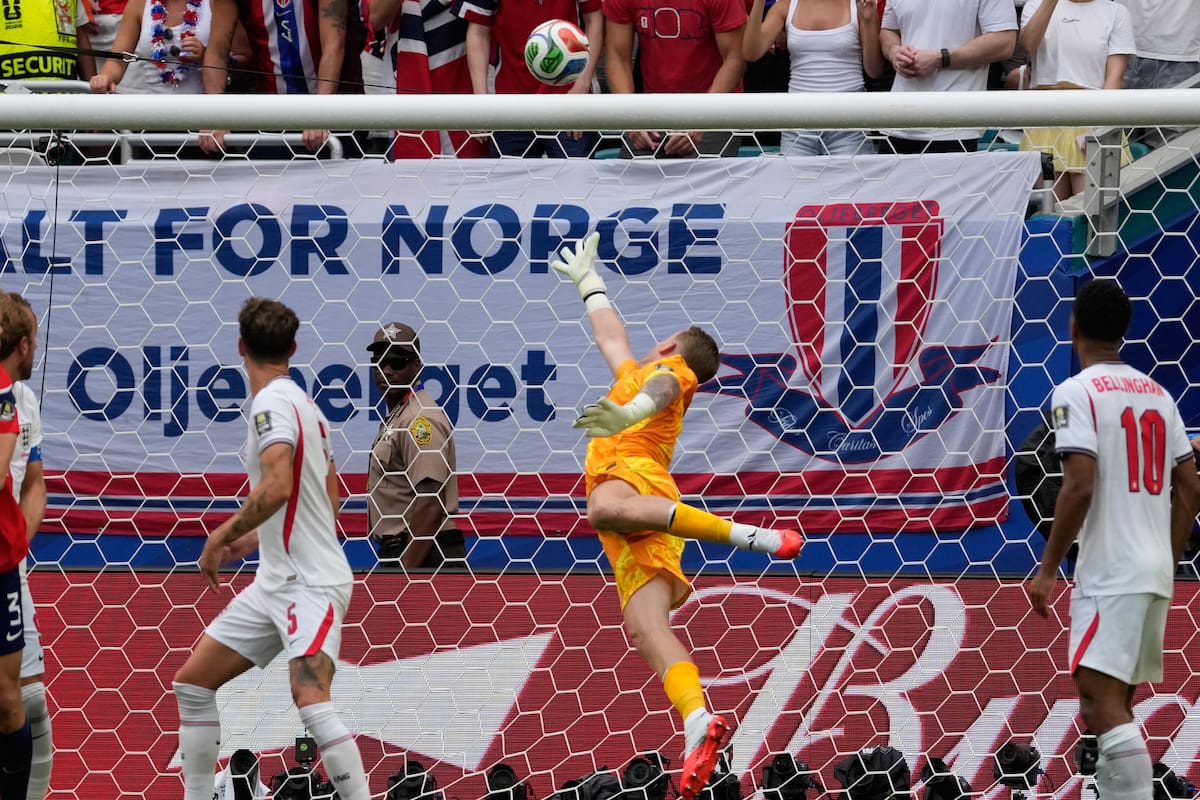 El portero inglés Jordan Pickford casi es vencido por el balón. El travesaño evitó el gol de los noruegos. //Foto, AP: Chris Carlson