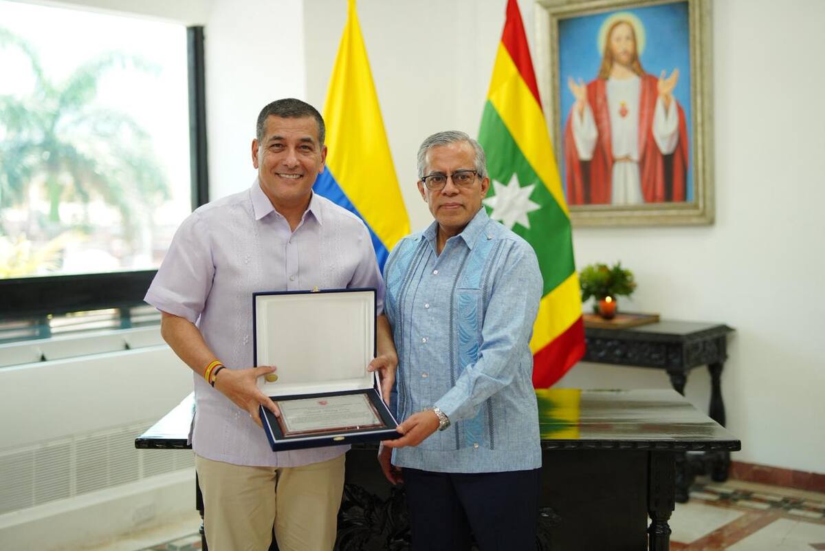 El alcalde Dumek Turbay le otorgaron una placa de reconocimiento. // Foto: Cortesía - Alcaldía de Cartagena.