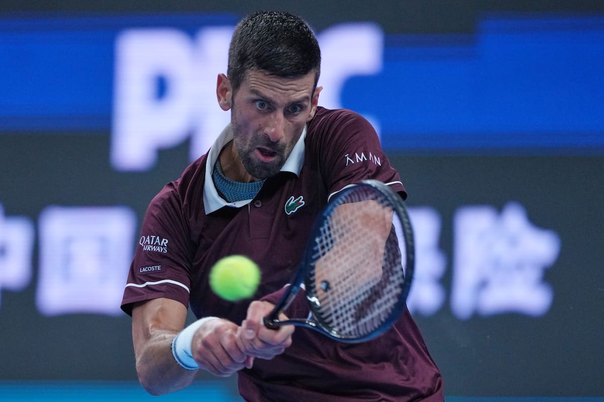 El serbio Novak Djokovic devuelve una pelota al australiano Alex De Minaur durante la final individual masculina del torneo de tenis China Open en Pekín. //Foto, AP: Achmad Ibrahim