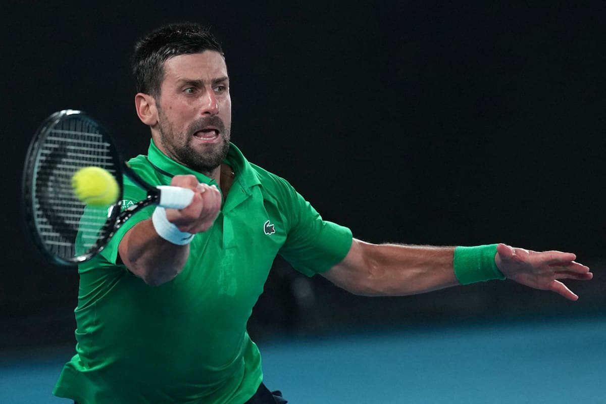 Novak Djokovic derrotó a Jannik Sinner en la semifinal del Abierto de Australia. //Foto, AP: Dita Alangkara