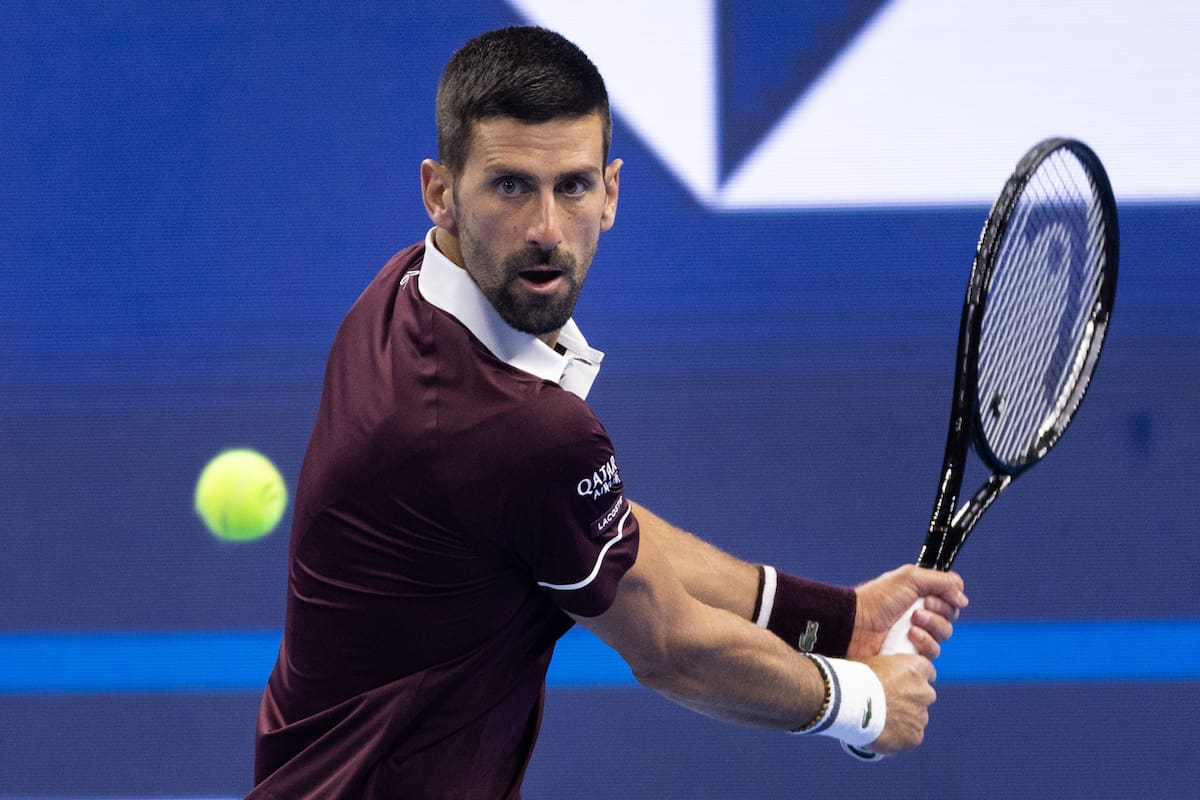 El serbio Novak Djokovic en acción contra el portugués Nuno Borges durante su partido de individuales masculinos en el Abierto de China. //Foto, EFE: JESSICA LEE