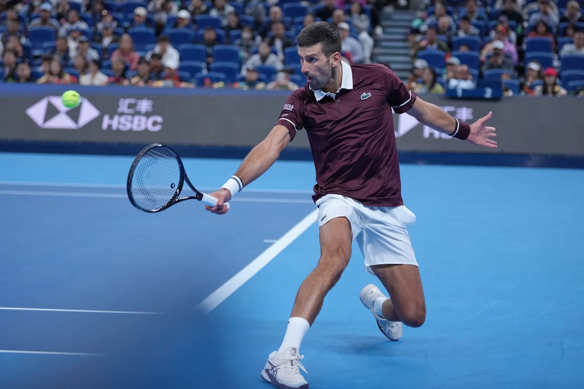 El serbio Novak Djokovic se metió en la final del Abierto de China. //Foto, AP: Andy Wong