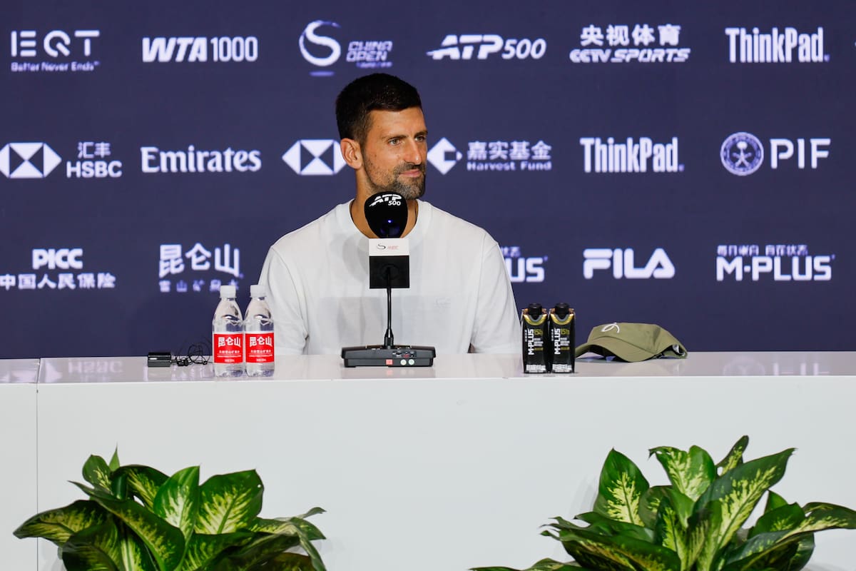 El tenista serbio Novak Djokovic durante la rueda de prensa ofrecida este lunes en Pekín de cara a su participación en el Abierto de China de tenis. //Foto, EFE: Abierto de China 2026