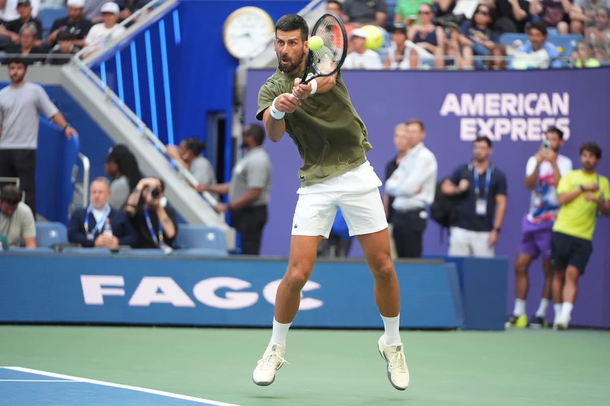 El serbio Novak Djokovic devuelve la pelota al alemán Alexander Zverev durante un entrenamiento para el Abierto de Estados Unidos de tenis. //Foto, AP: Frank Franklin II