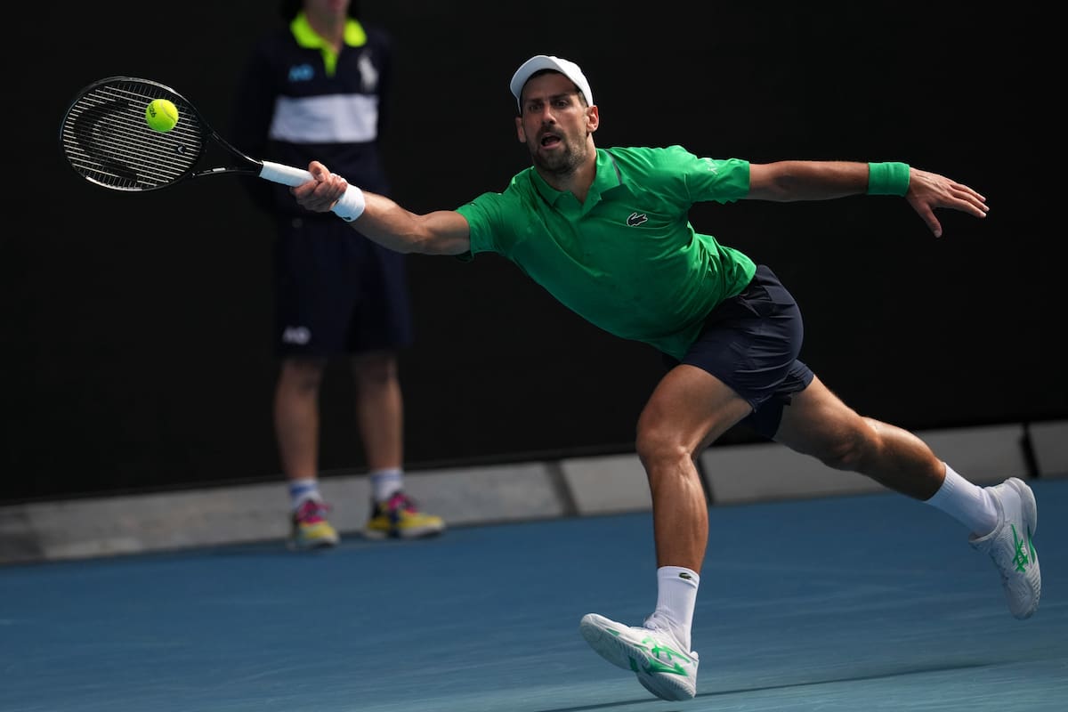 Novak Djokovic avanzó a las semifinales del Abierto de Australia. //Foto, AP: Dita Alangkara