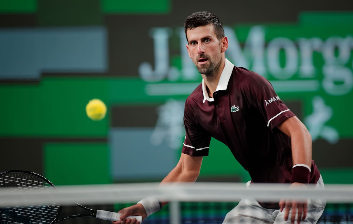 El serbio Novak Djokovic en acción durante su partido de individuales masculinos contra el polaco Hubert Hurkacz en el torneo de tenis Masters de Shanghái. //Foto, EFE: ALEX PLAVEVSKI