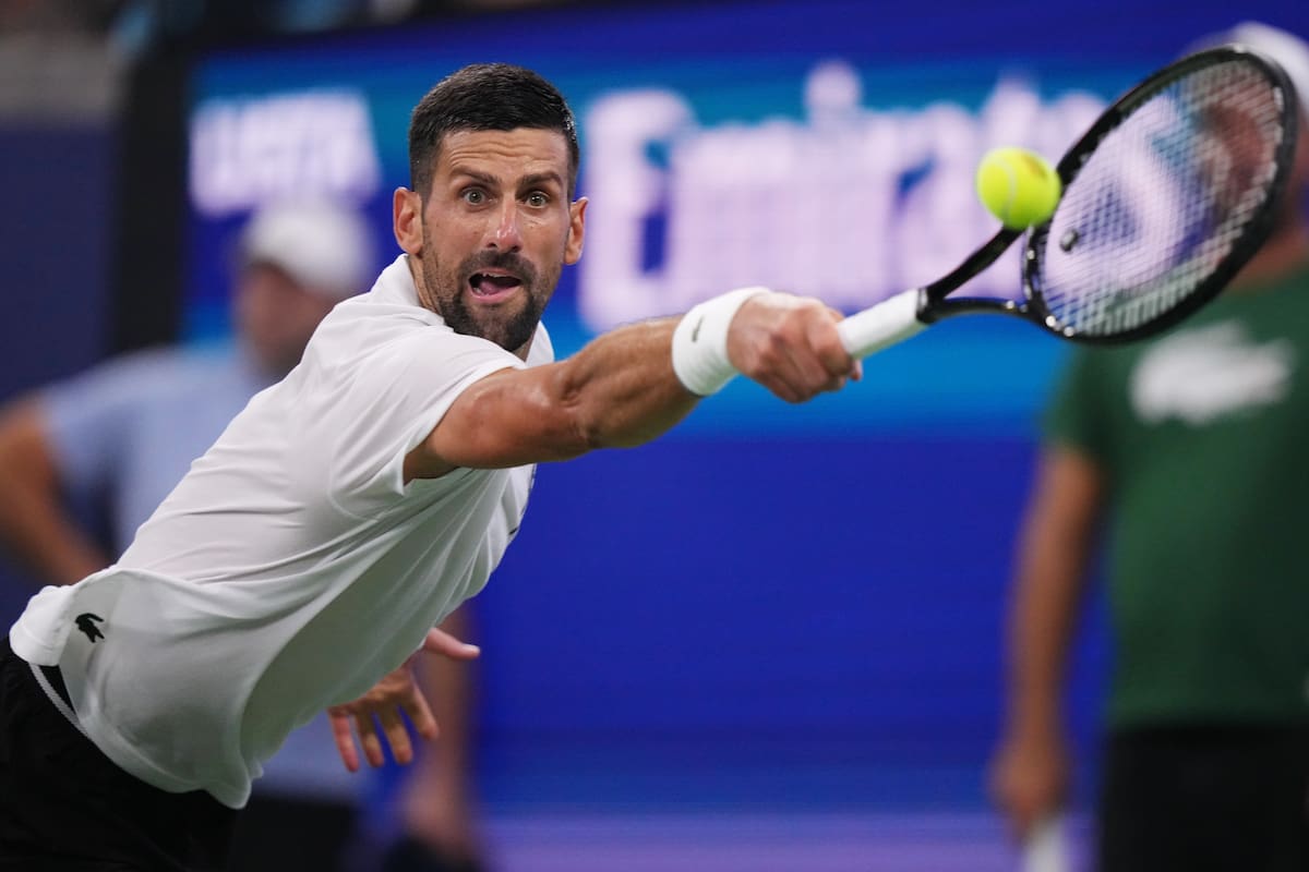 El serbio Novak Djokovic devuelve la pelota al canadiense Denis Shapovalov durante una sesión de entrenamiento en el Abierto de Estados Unidos de tenis. //Foto, AP: Frank Franklin II