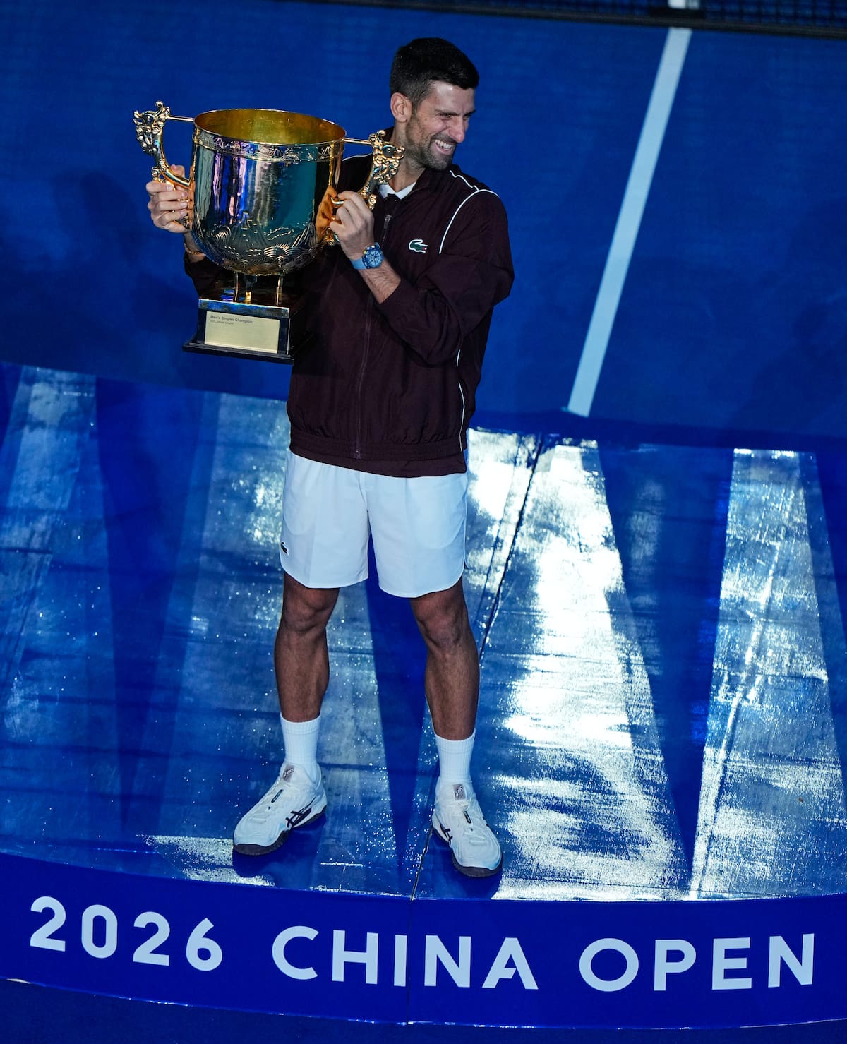 El serbio Novak Djokovic conquistó el trofeo 102 en su carrera tras ganar el Abierto de China. //Foto, AP: Andy Wong