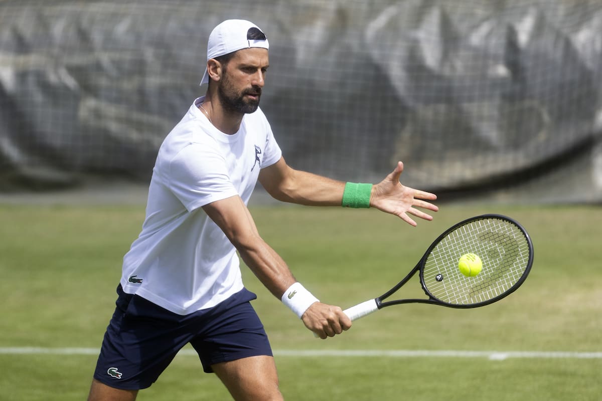 Novak Djokovic de Serbia en acción durante una sesión de práctica antes del All England Lawn Tennis Championships en Wimbledon. //Foto, EFE: PETER KLAUNZER