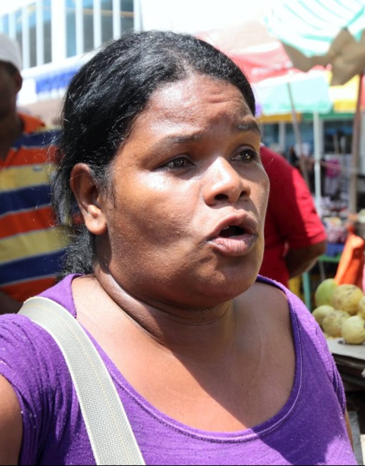 Nubia Géliz, cocinera inconforme, se plantó frente al alcalde local 1, Amaury Lora para decirle que no va a permitir un desalojo por parte del Distrito. EL UNIVERSAL, AROLDO MESTRE