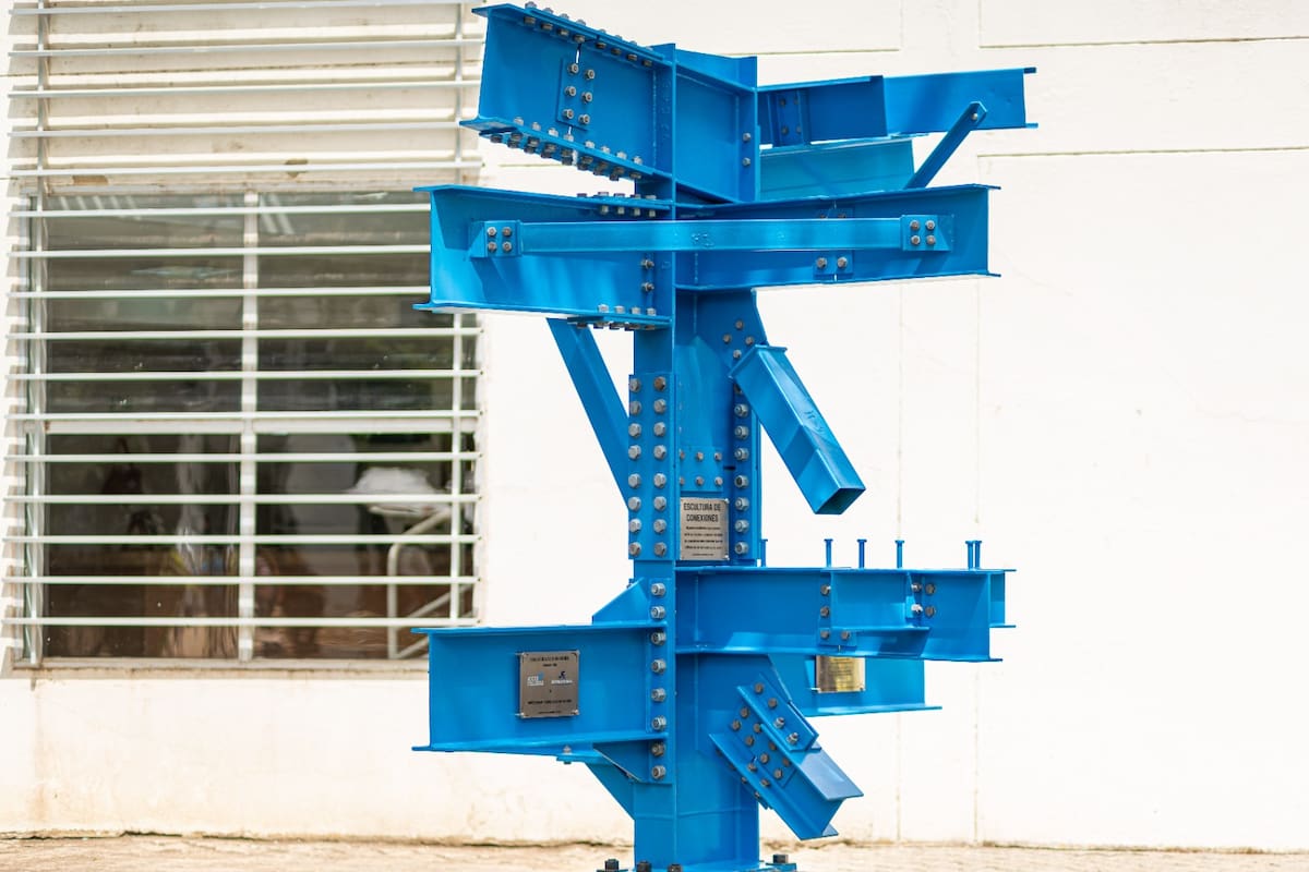 Inauguran escultura de acero en la UTB: cómo aporta a la formación