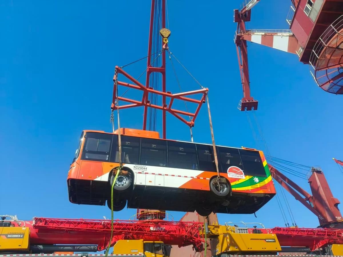 Segunda flota de buses nuevos de Transcaribe ya partieron desde China. Son 11 vehículos que se suman a los 44 que ya habían salido hacia Cartagena. // Foto: Cortesía - Alcaldía de Cartagena.