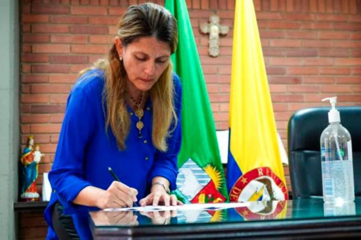 Gobernador nombra nueva gerente para el Hospital de Corozal