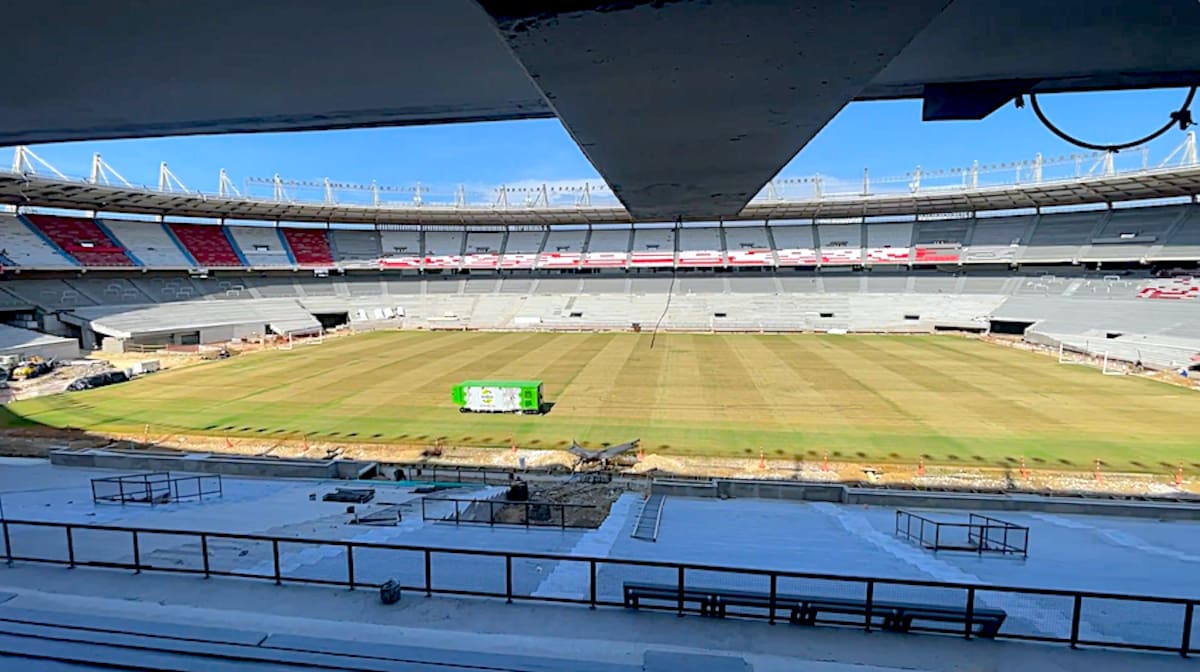 Se espera que en dos semanas esté completamente instalado el césped híbrido del Estadio Metropolitano Roberto Meléndez.//Cortesía Alcaldía de Barranquilla.