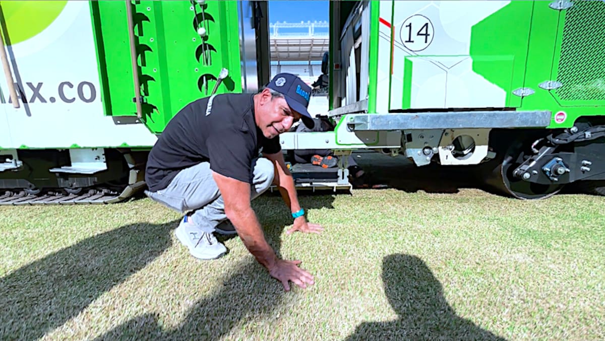 El alcalde de Barranquilla, Alejandro Char, estuvo presente en el inicio de la instalación del césped híbrido que tendrá el Estadio Metropolitano Roberto Meléndez.//Cortesía Alcaldía de Barranquilla.