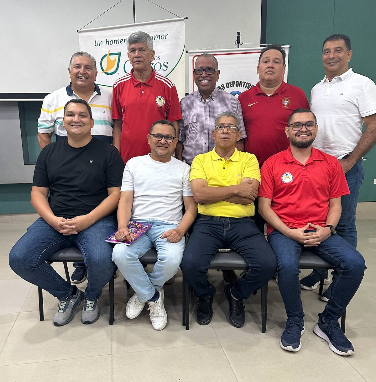 De pie: Ronald Polo Soto, Estewil Quesada, Santander Herrera, Temys Atencio, Horacio Gómez; sentados: Eloy Barandalla, Fausto Pérez, Francisco Urruchurto y Andrés Noé Gómez. Ellos son los nuevos miembros de la junta directiva de Acord Atlántico.//Cortesía.