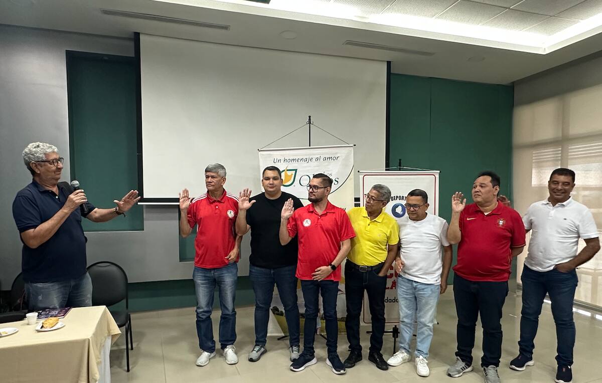 Carlos Julio Arzuza hace la toma da juramento a los miembros de la junta directiva de Acord Atlántico elegidos para los próximos 4 años.//Cortesía.