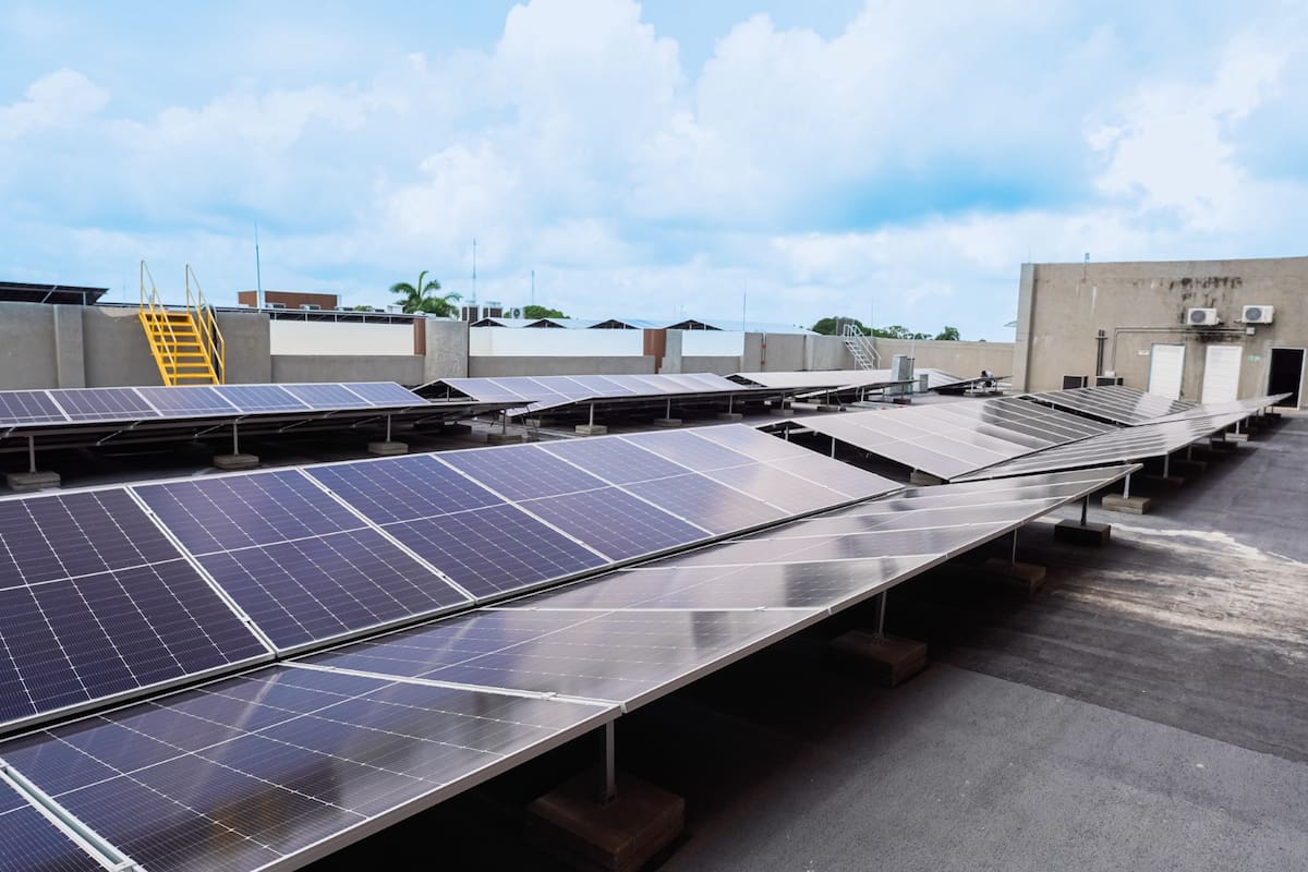 Turbaco: Nueva planta solar beneficia a centro comercial Plaza 90