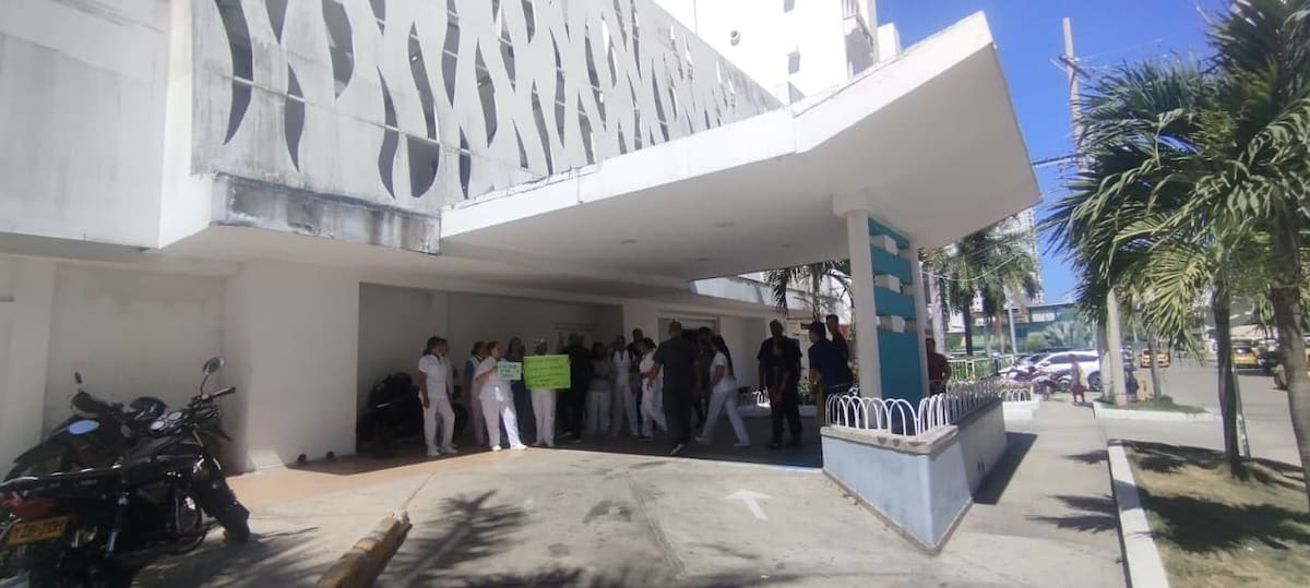 Nueva protesta en el Hospital de Bocagrande por salarios atrasados. // Foto Óscar Díaz - El Universal