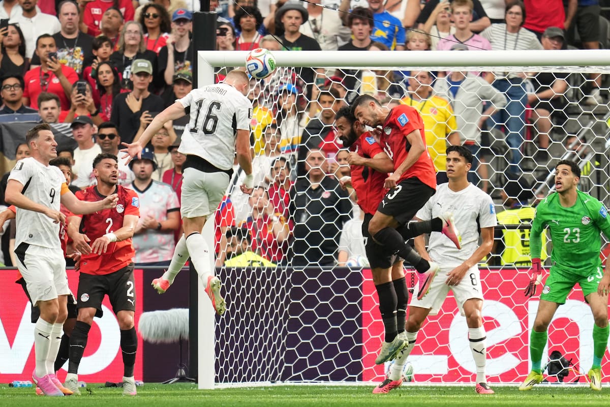 El neozelandés Finn Surman (16) puso la ventaja para los suyos ante Egipto en el partido por el Grupo G del Mundial. //Foto, AP: Abbie Parr