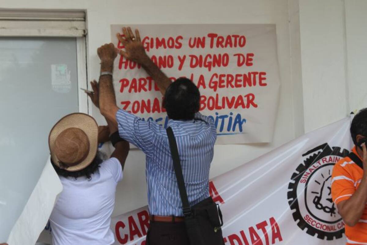 Desde las 7 de la mañana un grupo de usuarios permanecían en las afueras de la sede a la espera de una respuesta por parte de las directivas. Foto: Cristian Agámez