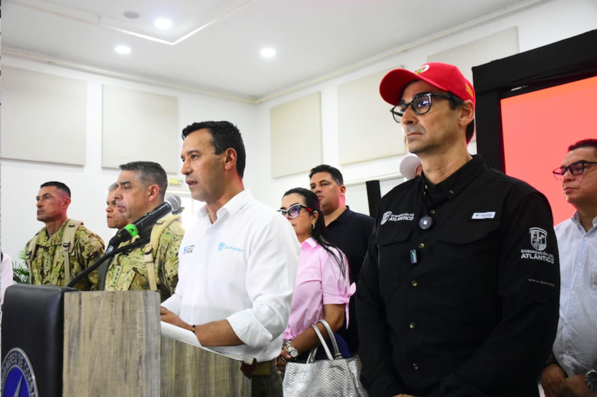 El secretario del Interior del Atlántico, José Antonio Luque (der), estuvo presente en el Consejo de Seguridad Ministerial realizado en Baranoa, Atlántico, con presencia del ministro de Defensa Pedro Sánchez.//Cortesía Gobernación del Atlántico.