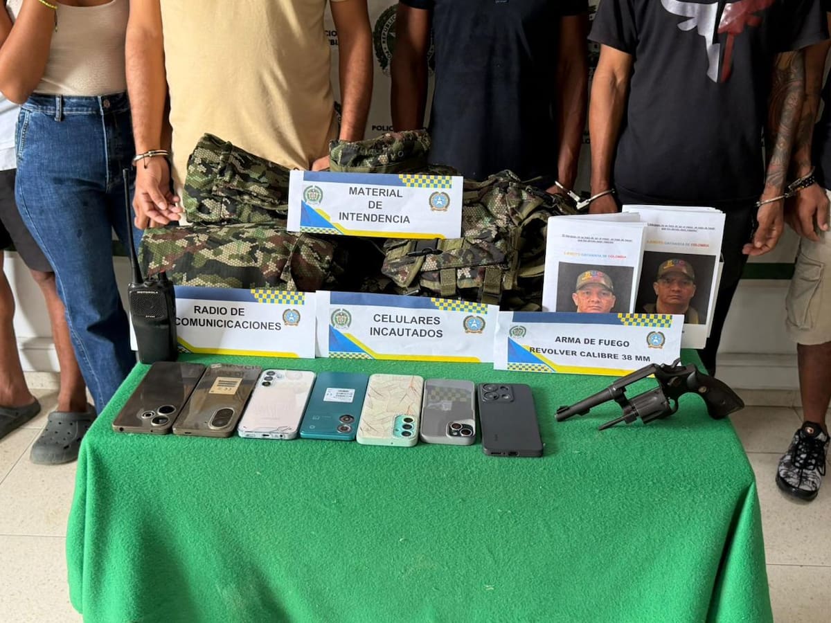 Arma de fuego, celulares y documentos internos fueron incautados durante los allanamientos. // FOTO: POLICÍA DE BOLÍVAR.