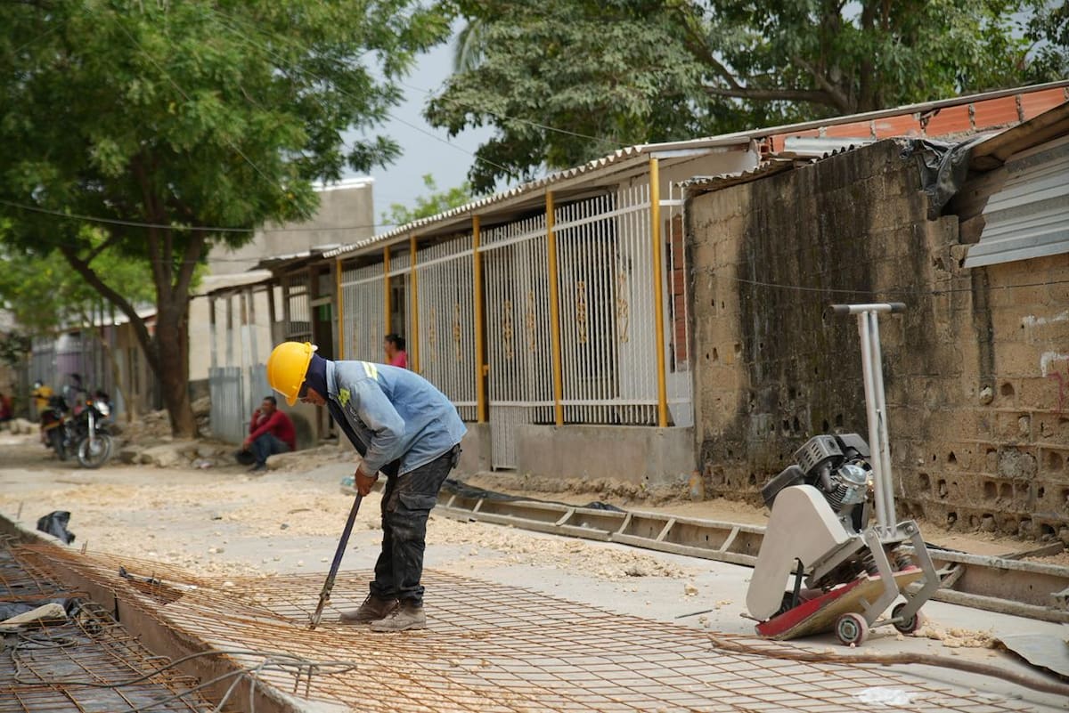 Más de 500 metros lineales de vía han sido pavimentados en concreto rígido entre las calles 15 y 9, incluyendo bocacalles, en la carrera 81 en Nuevo Paraíso. // Foto: Cortesía - Alcaldía de Cartagena.