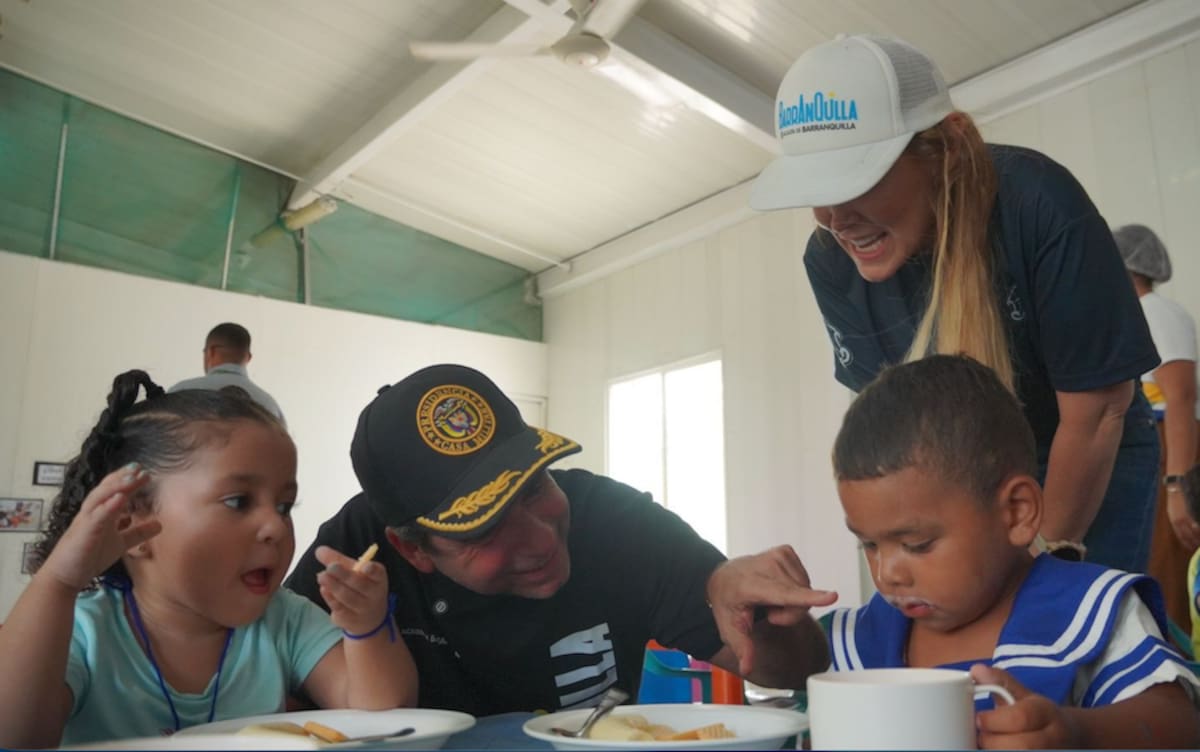 El alcalde de Barranquilla durante una de las visitas a los Centros de Desarrollo Infantil (CDI). //Cortesía Alcaldía de Barranquilla.