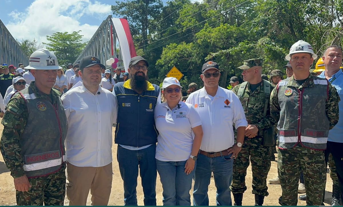 Carlos Andrés Carrillo, director de la UNGRD, junto con la gobernadora del Magdalena y representantes de Invías, Batallón de Ingenieros del Ejército Nacional y del Ministerio de Transporte, inauguraron el puente sobre el río Mendihuaca.//Cortesía UNGRD.