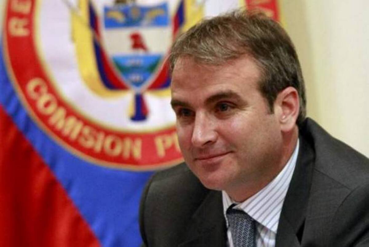 “Hemos encontrado que algunas máscaras constituyen amenaza para quienes son los consumidores, los niños. No tiene orificio en al nariz y además se amarran en la parte de atrás de la cabeza, un sistema de cerramiento que hace difícil desprenderse de la máscara”, sostuvo Felipe Robledo ColPrensa