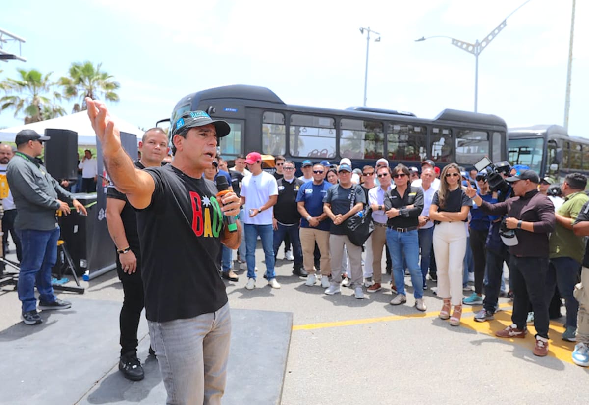 El alcalde Alejandro Char, presentó ante los medios de comunicación la nueva flota de 30 vehículos que llegaron para aumentar la flota de Transmetro.//Cortesía Alcaldía de Barranquilla.