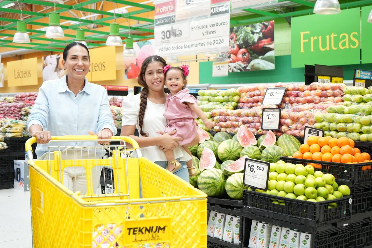 Liliana Majana, gestora social del Distrito, con madre beneficiaria del programa 'Nutriendo vidas'. // Foto: Cortesía
