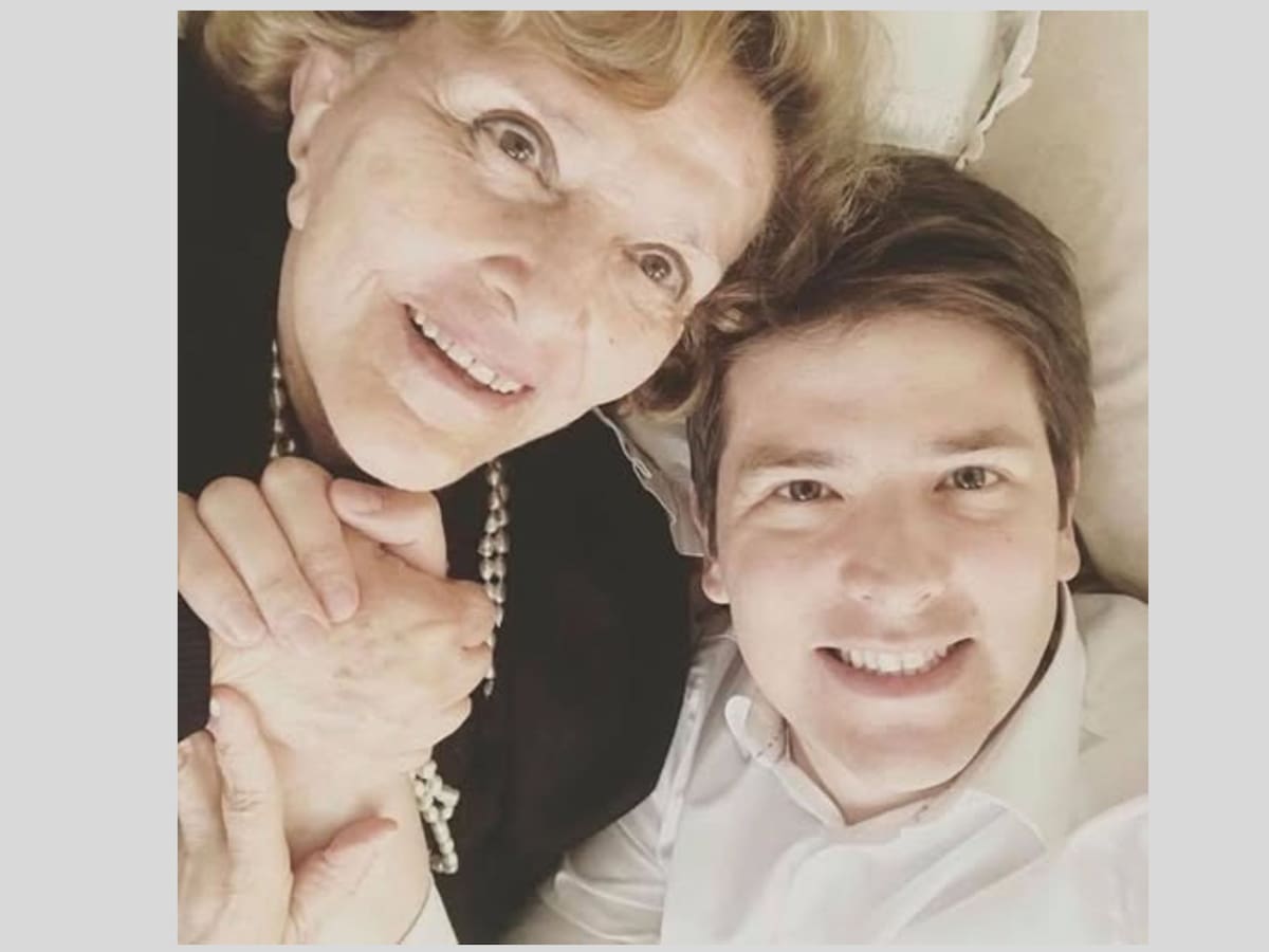 Miguel Uribe Turbay, juntoa a su abuela, Nydia Quintero de Balcázar. // Foto: Facebook Miguel Uribe Turbay.