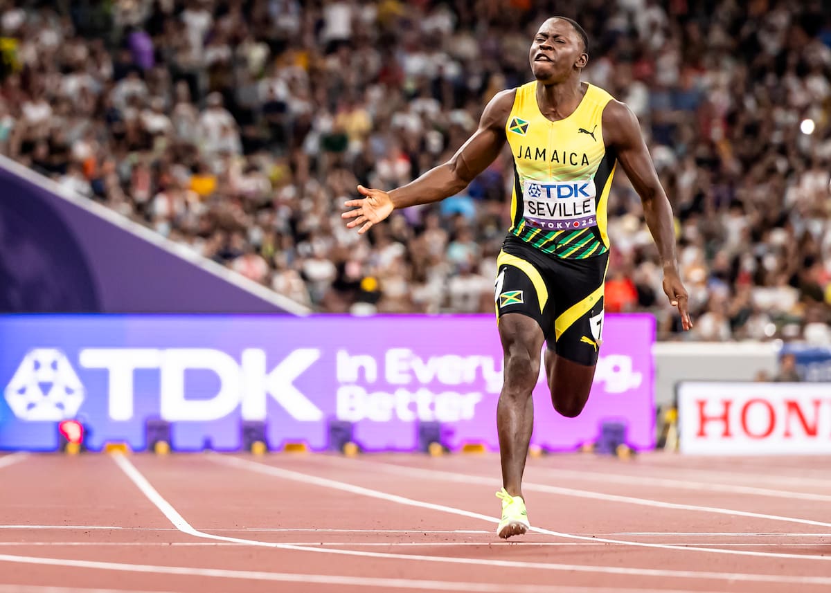El ganador Oblique Seville cruza la línea de meta para ganar la final masculina de 100 metros durante el segundo día del Campeonato Mundial de Atletismo Tokio 2025. //Foto, EFE: MICHAEL BUHOLZER