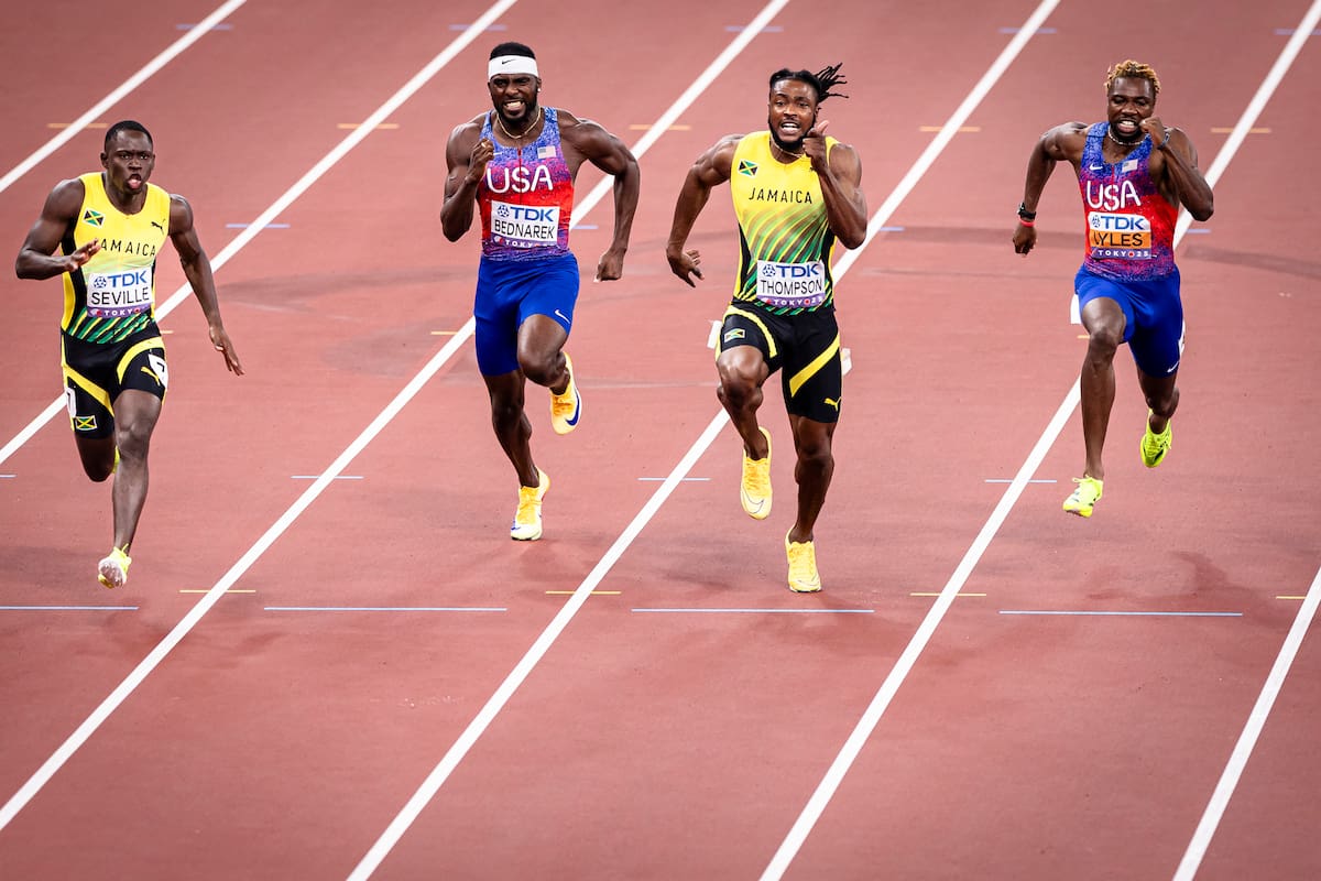 El ganador Oblique Seville (I), de Jamaica, compite para ganar por delante del segundo clasificado Kishane Thompson de Jamaica (SD) y del tercer clasificado Noah Lyles de los EE. UU. (D), en la final masculina de 100 metros durante el Mundial de Atletismo Tokio 2025. //Foto, EFE: MICHAEL BUHOLZER
