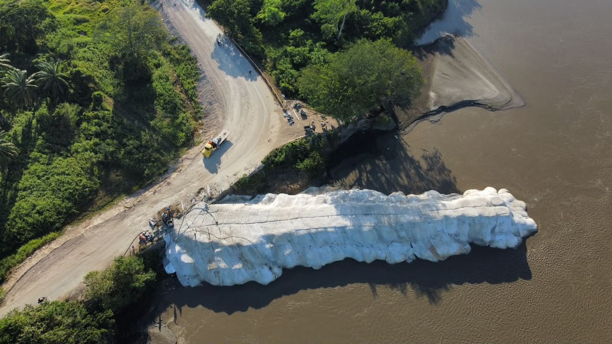 Obra de protección en el Brazo Morales reduce el riesgo de inundaciones y garantiza la conectividad vial de Río Viejo. // Foto: cortesía - UNGRD