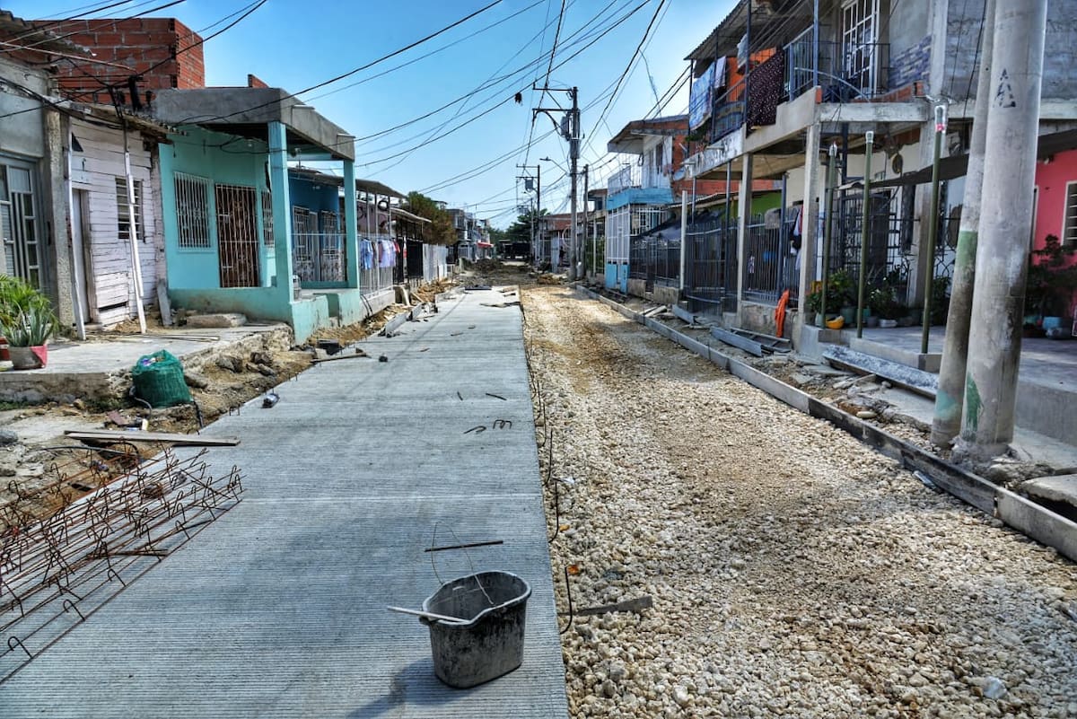 La conocida calle de 'La Antena' o 'El Chisme' tendrá 570 metros lineales de pavimento y conectará la avenida Pedro Romero con la vía Perimetral. La obra genera cerca de 20 empleos directos y beneficiará a más de 250 familias, estudiantes y adultos mayores del sector. // Foto: Cortesía - El Universal.