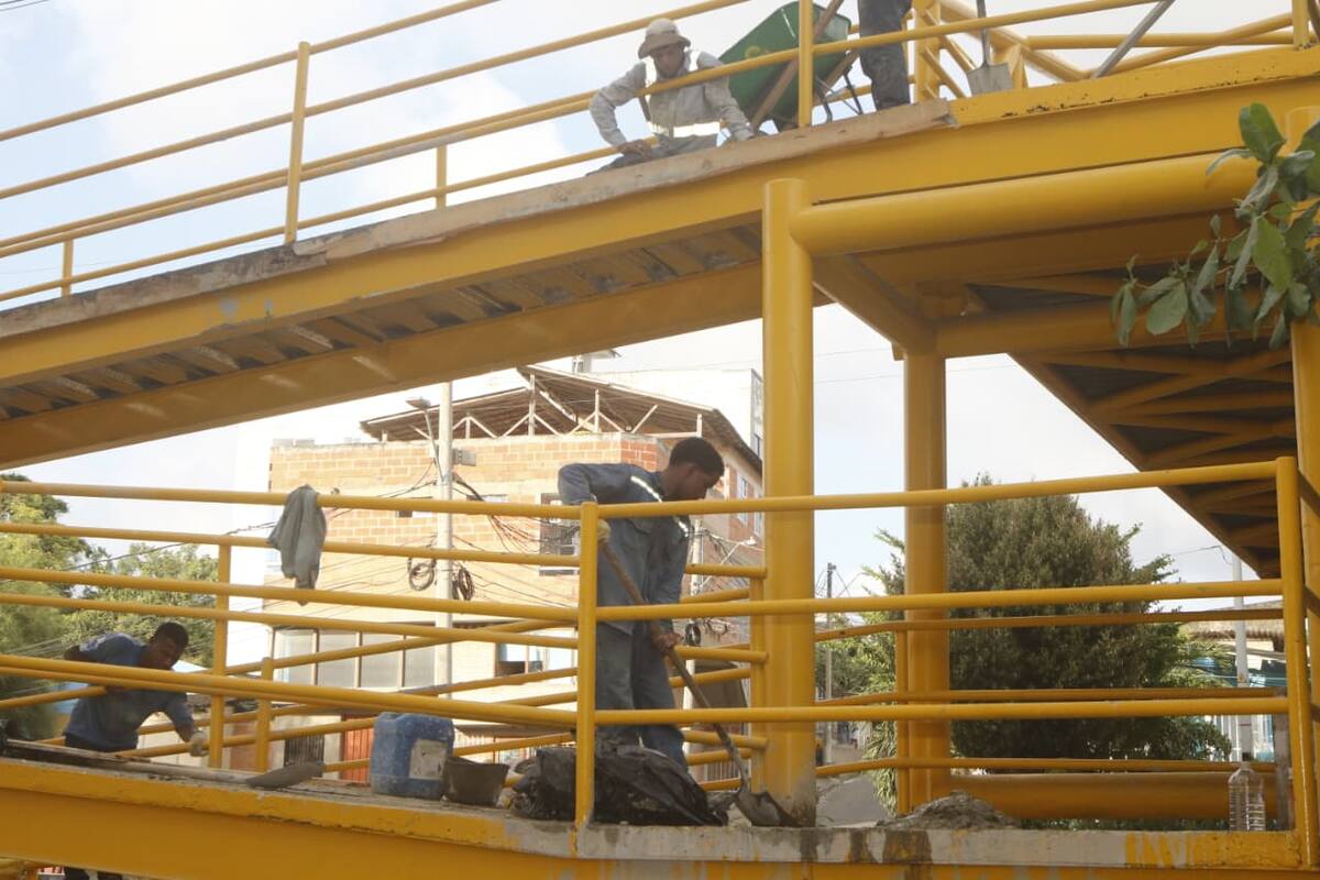 Obreros en el puente peatonal // Foto: Julios Castaño.