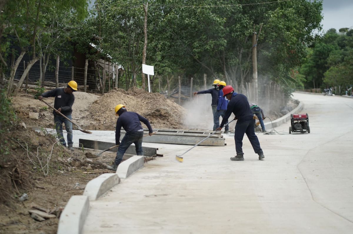 Obreras ejecutando parte del proyecto de la vía en el tramo Bajo La Habana-Corral de San Luis de 3,3 km de longitud en pavimento, con un ancho total de 6,40 metros, a una calzada con dos carriles, 8 obras de drenaje, urbanismos y demarcación vial.// Cortesía Gobernación del Atlántico.