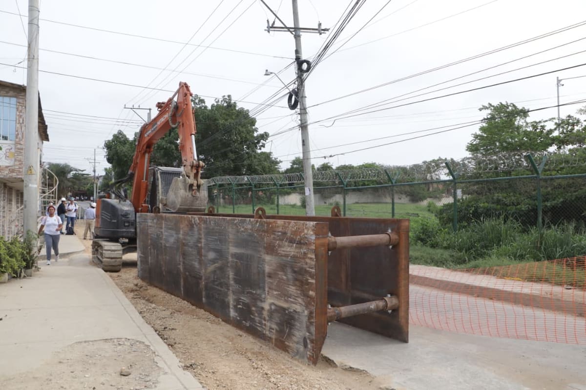 Obras de construcción de la nueva conducción de agua potable hacia Nelson Mandela. // Foto: Aguas de Cartagena