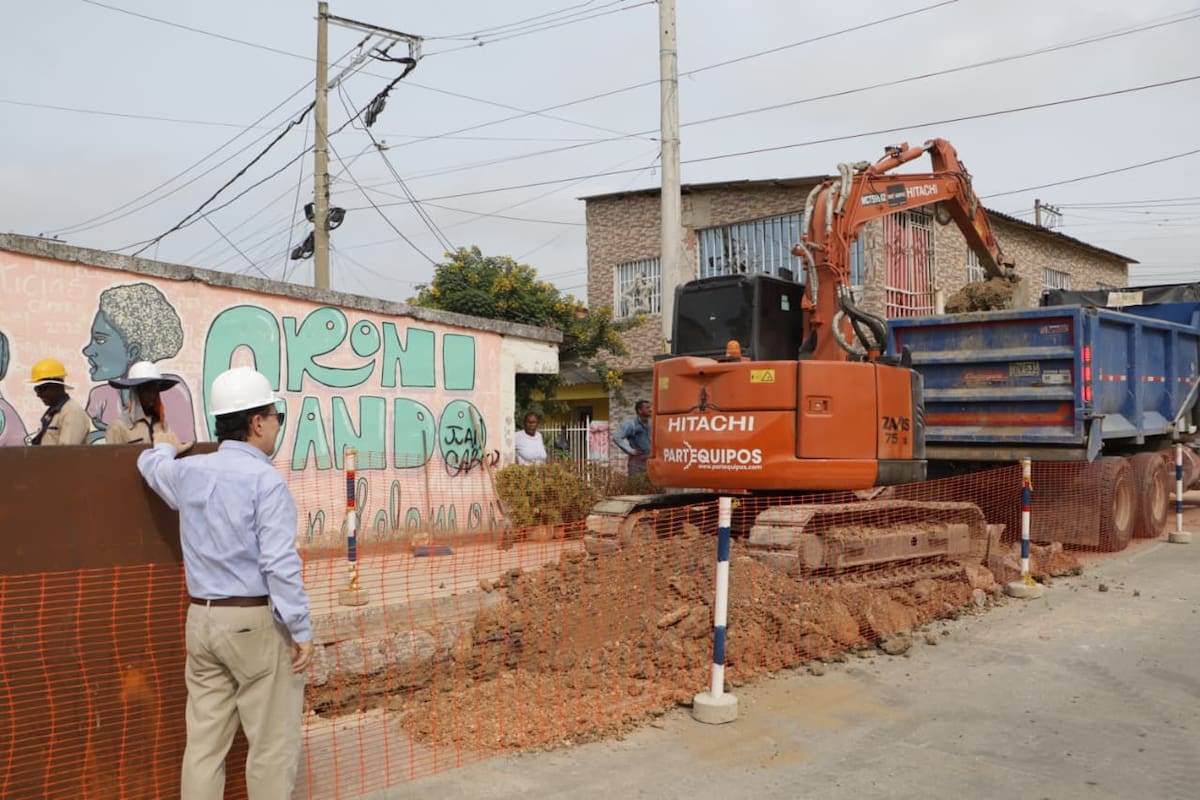 Obras de construcción de la nueva conducción de agua potable hacia Nelson Mandela. // Foto: Aguas de Cartagena