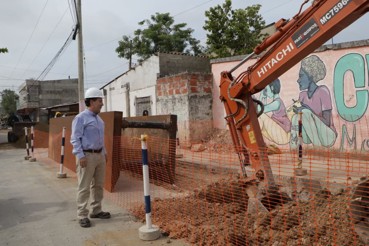 Obras de construcción de la nueva conducción de agua potable hacia Nelson Mandela. // Foto: Aguas de Cartagena