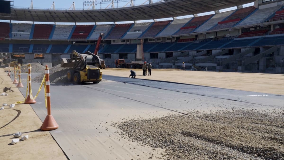 Obreros este domingo realizando trabajos en la cancha del Estadio Metropolitano Roberto Meléndez.//Cortesía Alcaldia de Barranquilla.