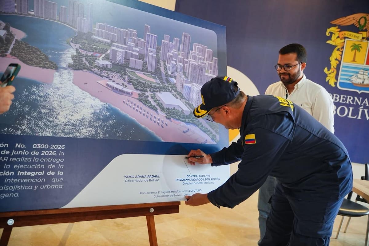 El contralmirante Hermann Aicardo León Rincón, director general Marítimo (DIMAR), firmó el aval para que la Gobernación de Bolívar pueda avanzar en el proyecto que busca recuperar El Laguito. // Foto: Cortesía - Gobernación de Bolívar.