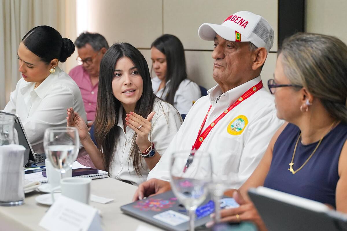 En la mesa asistieron la ANLA, EPA, Cardique, Procuraduría Ambiental, Personería Distrital, Ministerio de Ambiente, Invemar, Dimar, contratistas y representantes de los barrios Bocagrande, Castillogrande y El Laguito, entre otros actores. // Foto: Cortesía - Gobernación de Bolívar